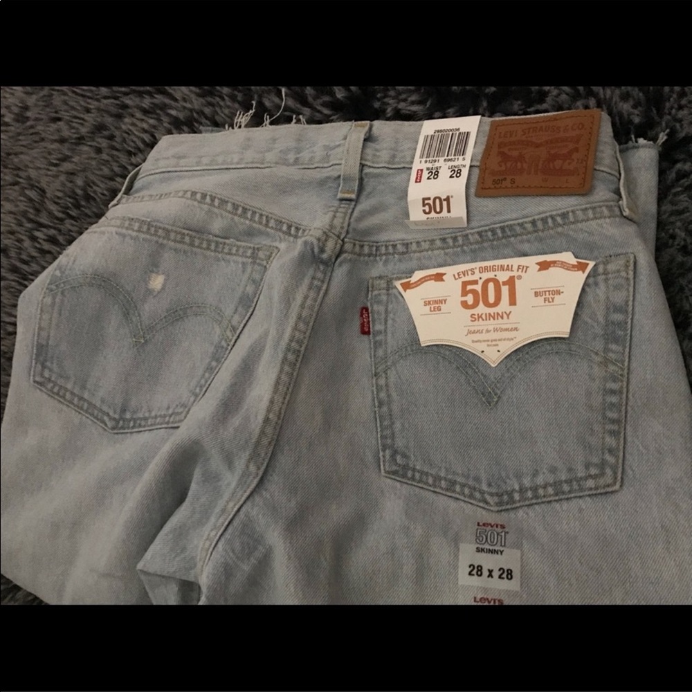 Levi’s 501 skinny light blue distressed/ripped 28